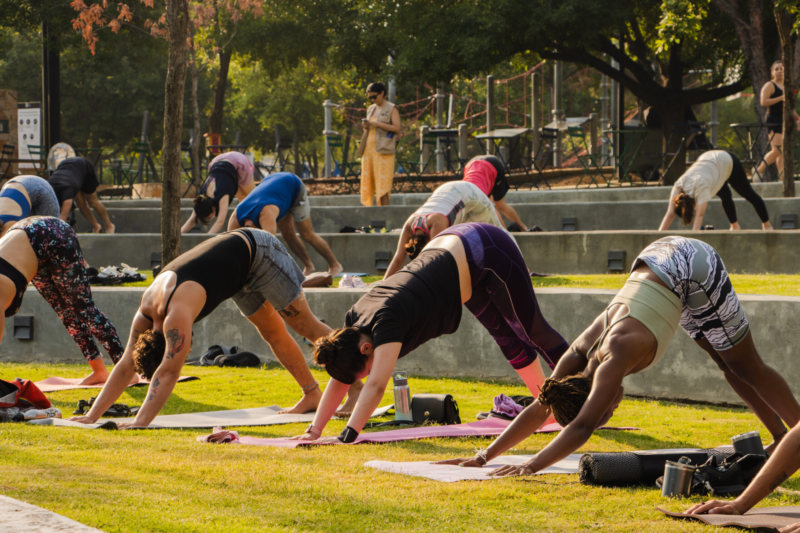 Yoga raíz en movimiento